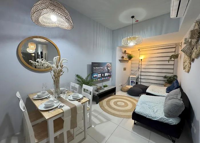 Cozy 3 Bedroom In Uptown Parksuites - Near Mall, Restaurants And Supermarket Manila