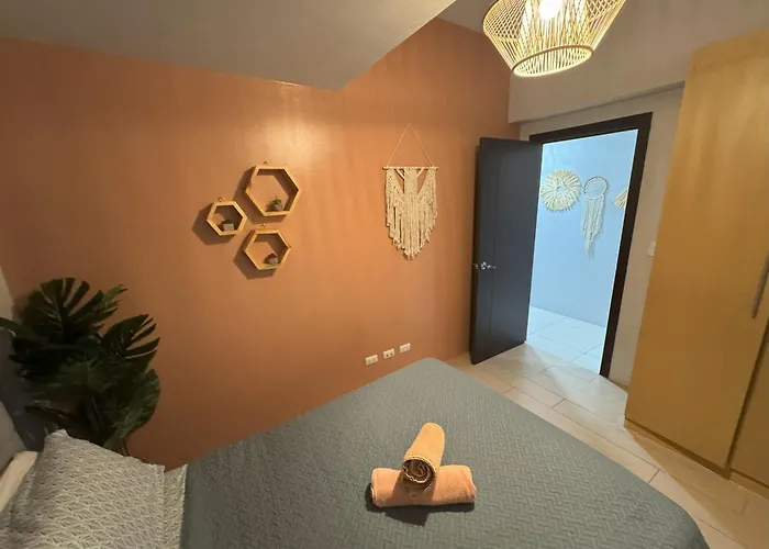 Cozy 3 Bedroom In Uptown Parksuites - Near Mall, Restaurants And Supermarket Manila