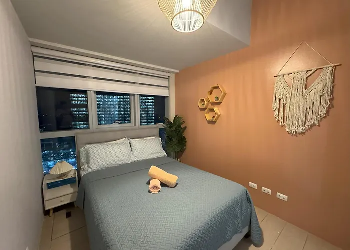 Cozy 3 Bedroom In Uptown Parksuites - Near Mall, Restaurants And Supermarket Manila