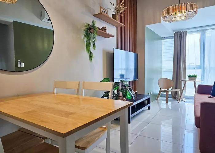 Cozy 3 Bedroom In Uptown Parksuites - Near Mall, Restaurants And Supermarket Manila
